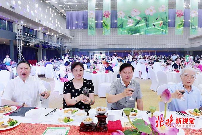 稻香湖景第六届荷花节开幕 游客可滑冰纳凉、乘船、赏荷、品美食[墙根网]