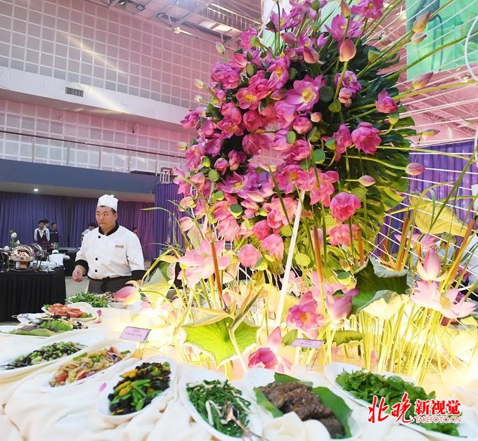 稻香湖景第六届荷花节开幕 游客可滑冰纳凉、乘船、赏荷、品美食[墙根网]