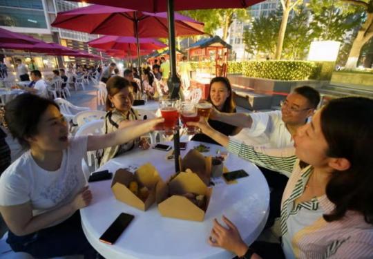美食、美酒、音乐……北京金融街开启啤酒花园 点亮西城夜经济