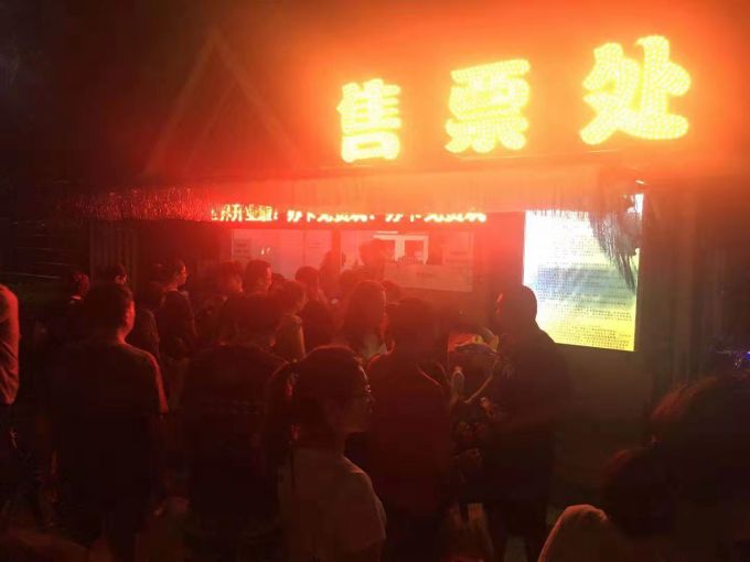 北京通州萤火虫展失约，大人孩子很失望[墙根网]