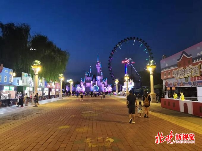 探访北京夜场游乐园，晚间客流与日场平分秋色，欢乐谷电音派对嗨翻了[京事宝]
