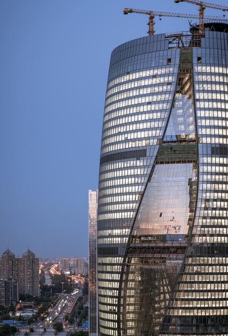全世界拥有最高中庭的丽泽SOHO楼体正式亮灯，计划于9月开业