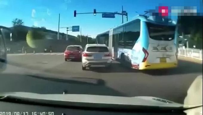都拘了！北京警方通报“公交与宝马斗气别车”[墙根网]