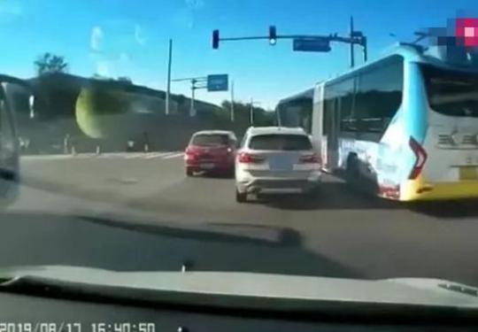 都拘了！北京警方通报“公交与宝马斗气别车”