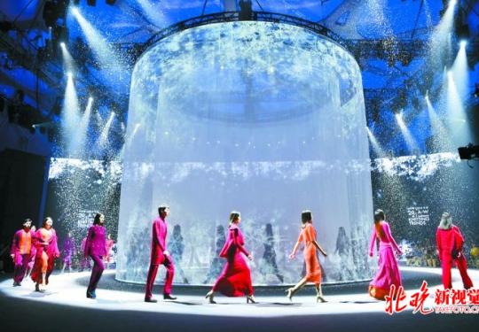 北京時裝周水立方開幕，國內外200多個時尚品牌作品登場