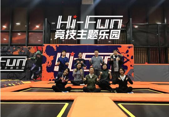 【五棵松•华熙LIVE商圈·嗨翻竞技主题乐园|节假日适用不加价】5300㎡超大场馆，30+娱乐项目通玩！仅99元购门市价198元单人夜场票，178元购门市价298元单人全天通票！火爆全国的室内综合竞技主题乐园，周末节假日适用哦！