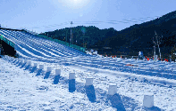 【昌平·冰雪】200000㎡冰雪王国升级归来！39.9元起抢【燕子湖冰雪嘉年华】原价280元超值18项畅玩套票！雪圈不限时、雪簸箕、雪地转转、雪地滚筒、雪地撞撞、旋转木马、多种冰上项目…园区免费游乐设施和免费停车！每位成人可免费携带一名1.2米儿童～嗨玩迎新年！