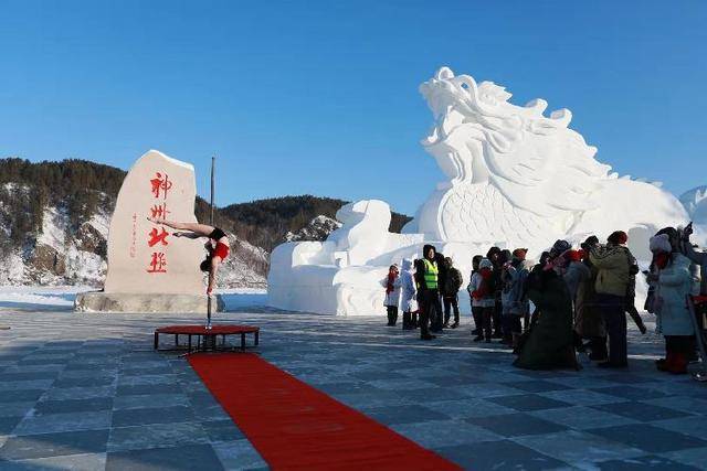 漠河千人泼水成冰 现场白雾壮观 还能闻到饺子味[墙根网]