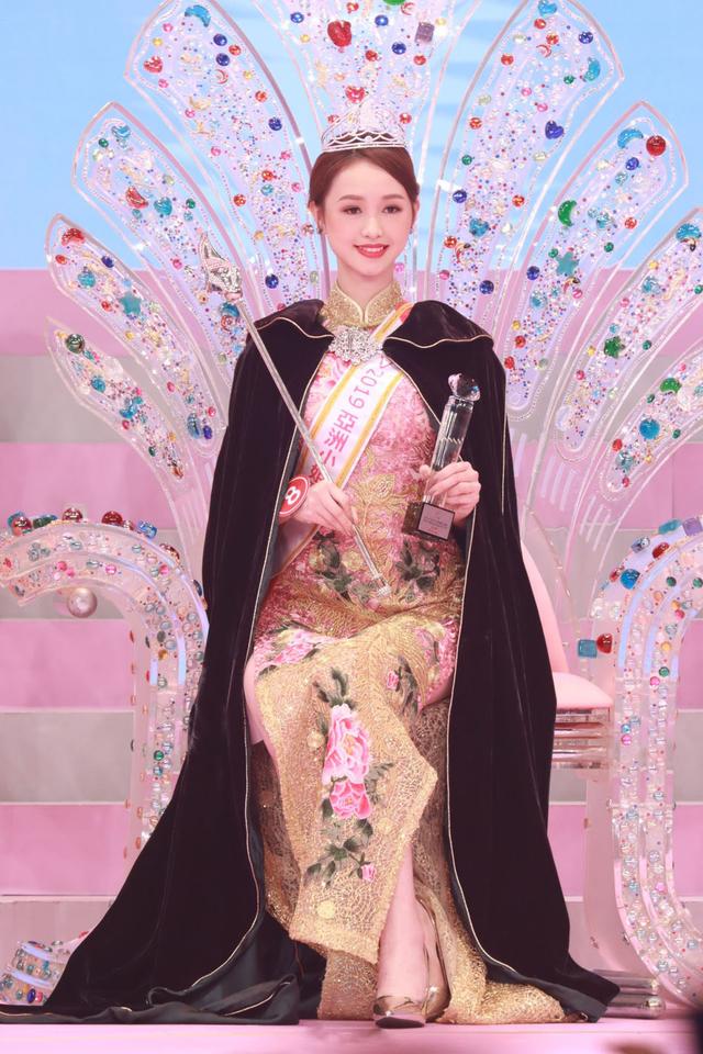 2019亚洲小姐三甲出炉，冠军穿金色旗袍温婉大气，亚军甜美迷人！[墙根网]
