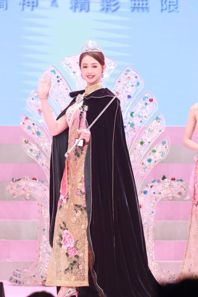 2019亚洲小姐三甲出炉，冠军穿金色旗袍温婉大气，亚军甜美迷人！[墙根网]