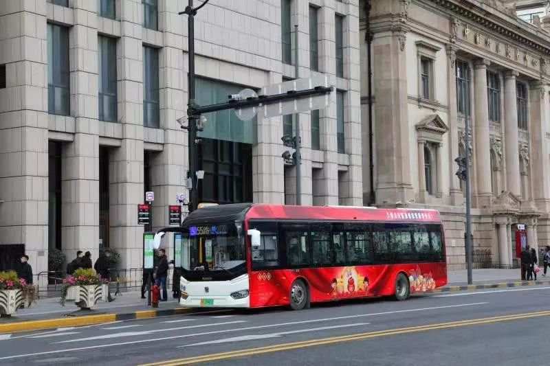 公交彩车元旦亮相外滩等地段 点缀上海节日街景