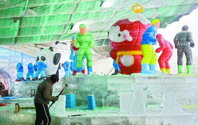 京北延庆龙庆峡，工人和冰雕师正忙着取冰造灯呈现冰雪光影世界[墙根网]