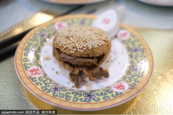 天一冷，老北京人就开始无比怀念这热气腾腾的一口肉！百年老店，百吃不厌！[墙根网]