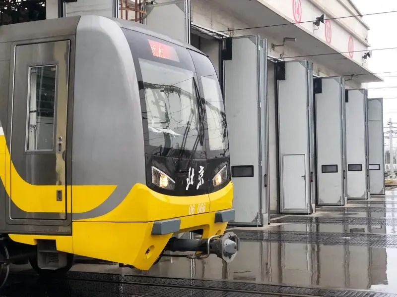 北京地铁6号线“上新”，太酷炫！车窗变成了“魔镜”[墙根网]