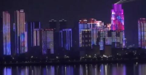 武汉解封灯光秀市民高喊加油 钟声响起就像跨年夜[墙根网]
