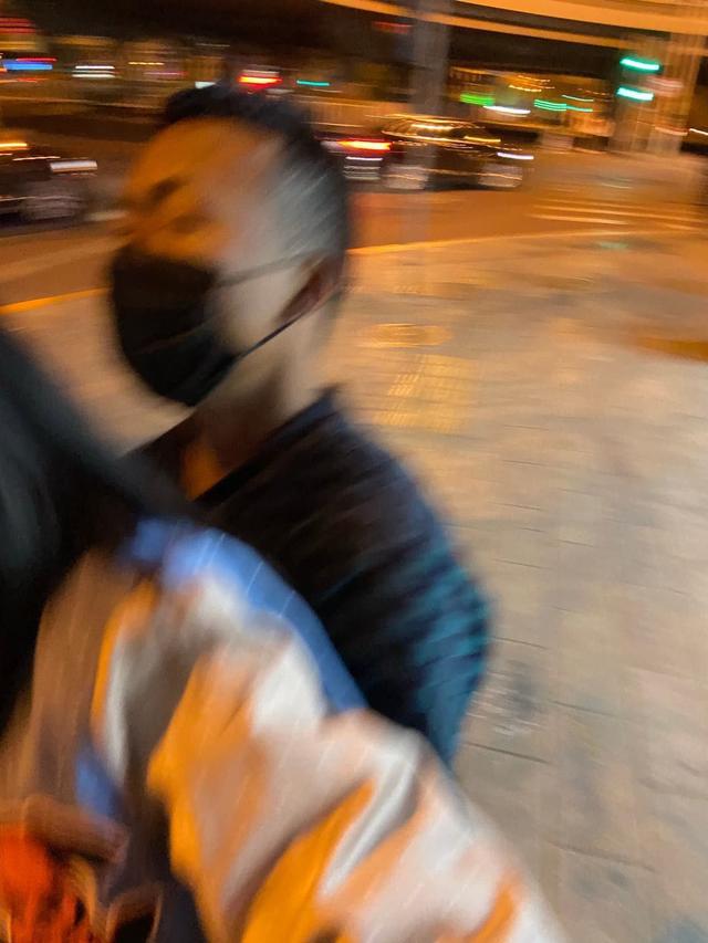 国贸地铁站一男子拉扯女子被指“强暴犯”，路人报警相助[墙根网]