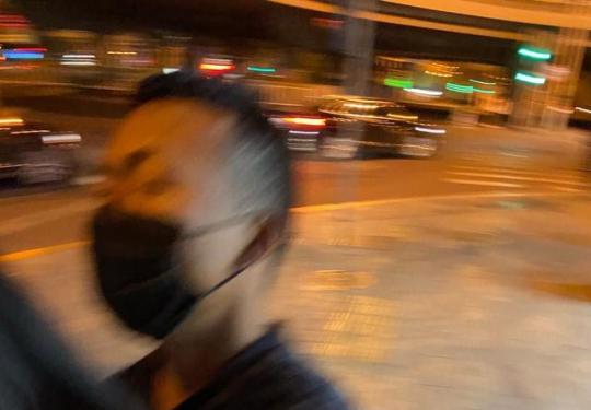 国贸地铁站一男子拉扯女子被指“强暴犯”，路人报警相助