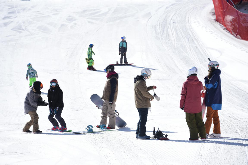 翠云山银河滑雪场率先响应张家口市冰雪“六进”滑雪公益活动[墙根网]