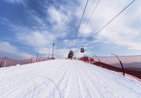 翠云山银河滑雪场率先响应张家口市冰雪“六进”滑雪公益活动