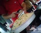 车站饭摊剩饭回锅再卖食客 端饭手常抠脚趾