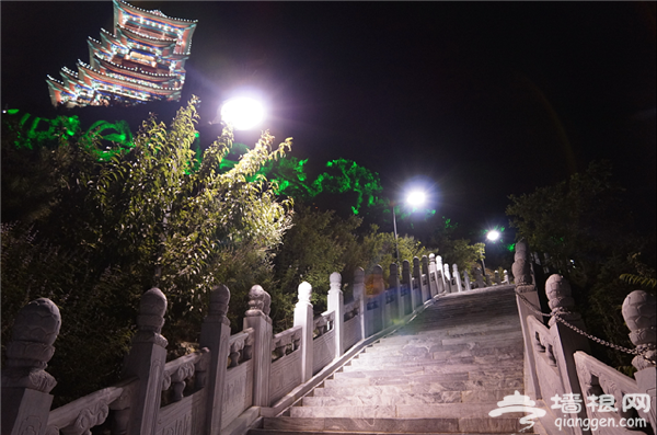 北京市门头沟定都峰景区夜场7月10日正式对外开放