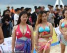 女歌手泳装助阵千人比基尼派对