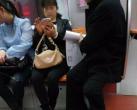 地铁1号线一男子淡定拿走车厢内线路图