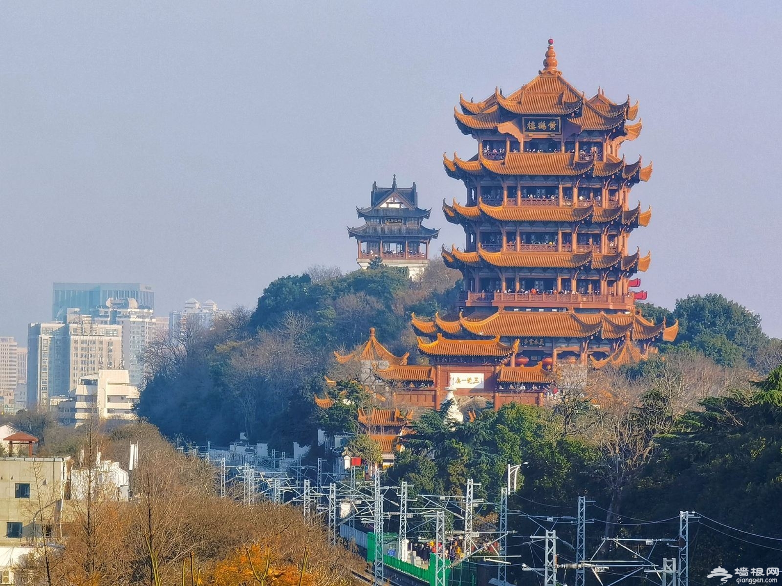 黄鹤楼位于武汉长江南岸武昌蛇山峰岭之上,为国家5a级旅游景区,享有